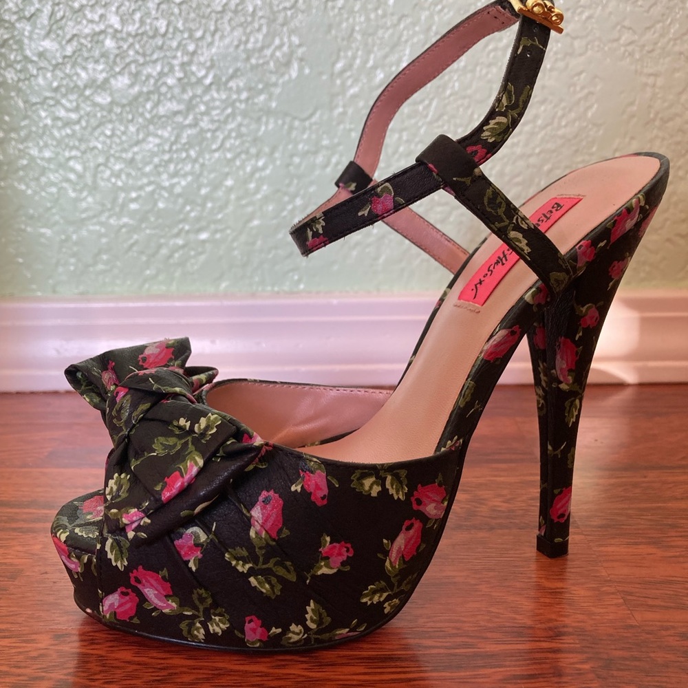 BNIB Betsey Johnson Haylie black floral leather heels size 8 - Picture 4 of 9
